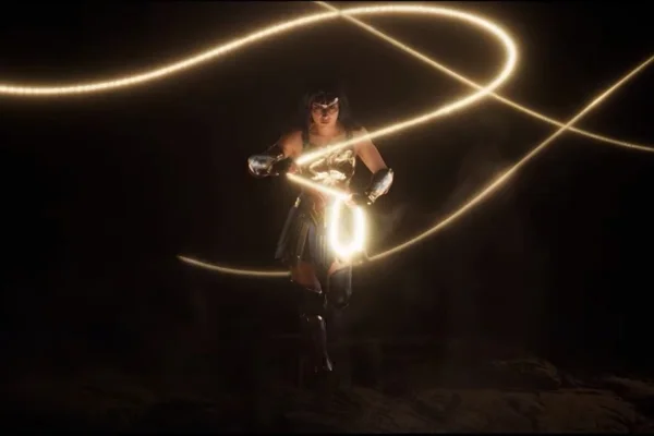 Gal Gadot em Mulher-Maravilha 1984. Ela está em uma cena de combate, com sua armadura e o laço tradicional. O fundo é escuro, destacando o laço - Metrópoles