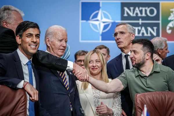 Imagem colorida mostra líderes internacionais com o presidente da Ucrânia, Volodymyr Zelensky - Metrópoles