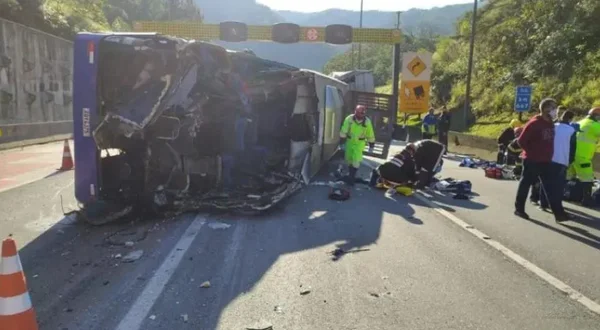 Acidente entre ônibus e caminhão deixa mortos em serra do Sul