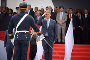 Diante de autoridades, o governador Tarcísio de Freitas (Republicanos) prestou continência a militar.