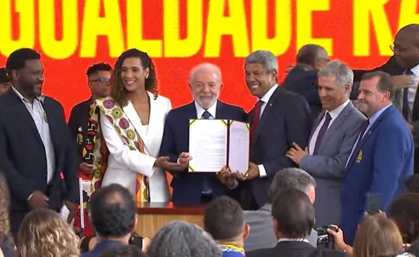 Imagem colorida de Lula e Anielle nas comemorações do Dia da Consciência Negra