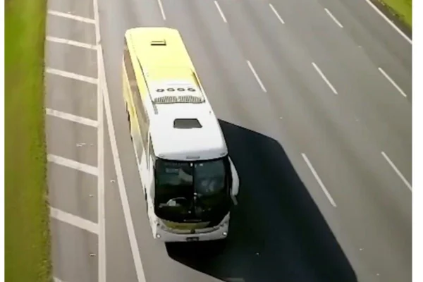 Foto colorida de ônibus trafegando por rodovia de São Paulo - Metrópoles