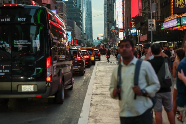 Imagem colorida da Times Square, em Nova York - Metrópoles