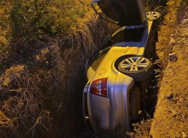 Motorista na Bahia perde direção e carro cai em vala profunda