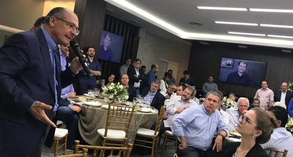 Em jantar, Alckmin defende o armamento civil e promete reformas