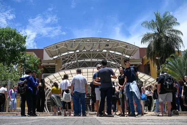 Estudantes aguardam a abertura dos portões para o primeiro dia do Exame Nacional do Ensino Médio (Enem), em frente da UNIP Asa Sul Metrópoles 6