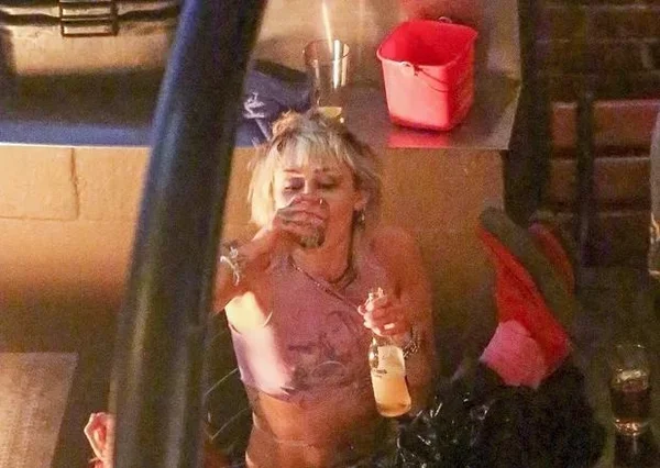 Miley Cyrus bebendo durante recaída