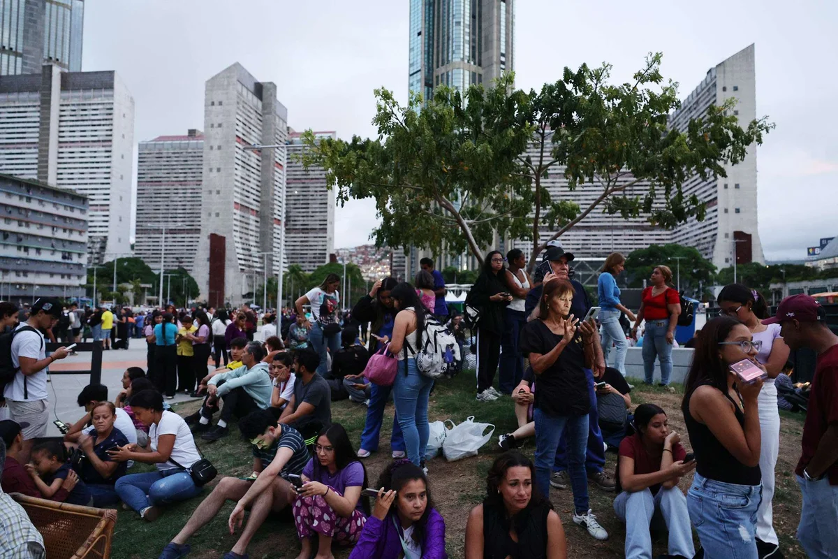 Milhares de pessoas foram para as ruas de Caracas, após os terremotos Milhares de pessoas foram para as ruas de Caracas, após os terremotos