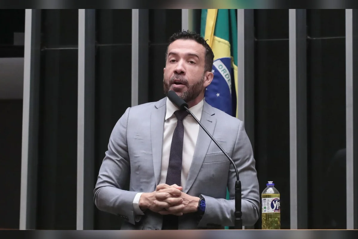 Janones reage à suspensão do "Exército do Lula": "Vamos reverter"
