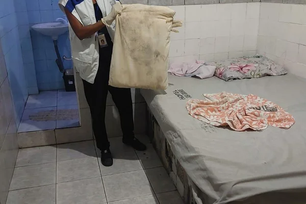 Vigilância Sanitária interditou motel após constatar diversas irregularidades. Imagem mostra travesseiro sujo - Metrópoles