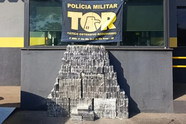 Imagem colorida de torre de cocaína. Metrópoles