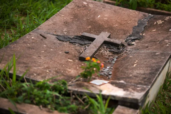 Criminosos invadem cemitério, violam túmulo e ateiam fogo em cadáver