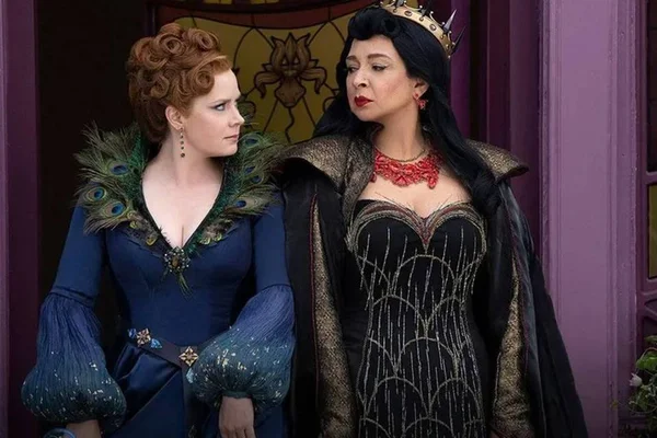 Amy Adams e Maya Rudolph como princesa e rainha má no filme Desencantada
