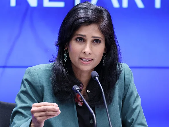 Imagem colorida de Gita Gopinath, do FMI