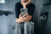 É importante destacar que, em casos persistentes, a avaliação médica é fundamental para diferenciar dores posturais de patologias estruturais do ombro e coluna cervical