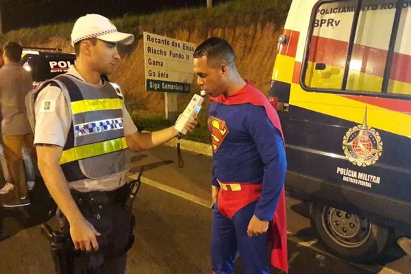 Exemplo de herói. “Super-Homem” passa ileso pelo teste do bafômetro