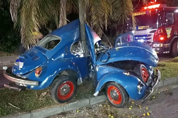 Imagem colorida mostra Fusca fica dobrado após acidente em cidade de Santa Catarina - Metrópoles