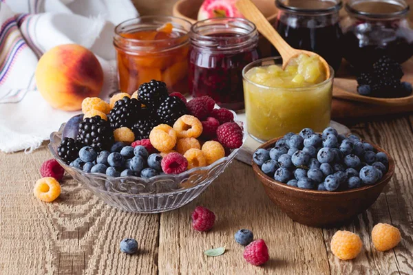 Potes com frutas e compotas