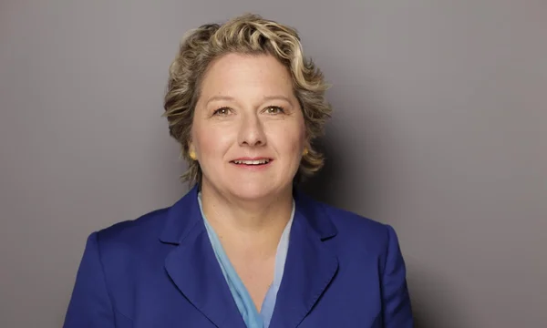 Imagem colorida de Svenja Schulze, ministra da Cooperação Econômica e do Desenvolvimento da Alemanha, sobre fundo cinza
