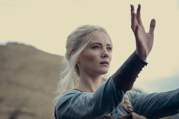 Foto colorida da atriz Freya Allan no papel de Ciri na terceira temporada de The Witcher - Metrópoles