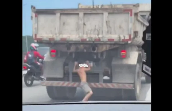 foto colorida de menino quase é atropelado após cair de caminhão em movimento na Imigrantes - Metrópoles