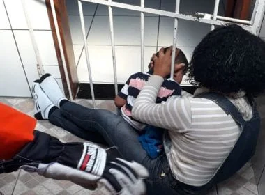 Criança prendeu cabeça em gradeCriança prendeu cabeça em grade