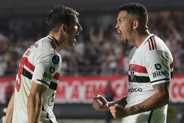 Luciano e Calleri, do São Paulo, festejam gol