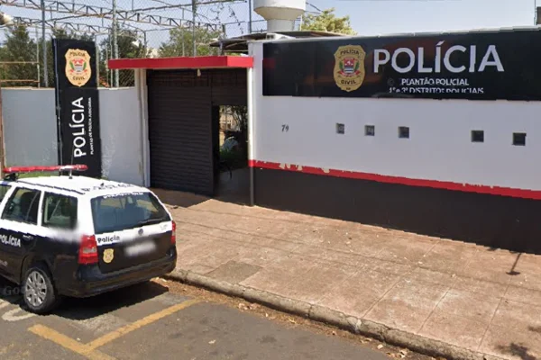Imagem colorida da delegacia de plantão de Araraquara. Metrópoles