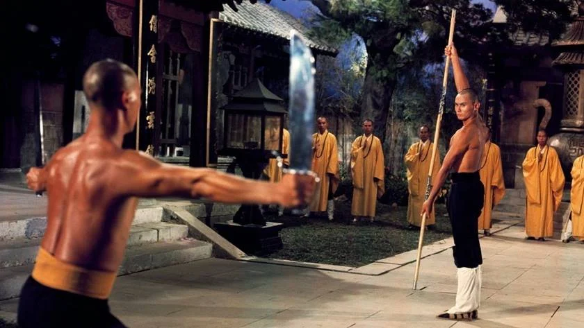 <b>A Câmara 36 de Shaolin (1978)</b>, de Liu Chia-Liang. Um dos longas mais populares de um dos mestres dos filmes de artes marciais, também conhecido por seu nome de batismo, Lau Kar-leung. Estrelado por Gordon Liu, o longa segue um aprendiz de kung fu que tenta lutar contra a opressão imposta pelo governo Manchu. A Netflix também reúne as sequências Retorno à Câmara 36 (1980) e Discípulos da Câmara 36 (1985), além de outros dois filmes de Chia-Liang, Armas Lendárias da China (1982) e O Templo de Shaolin 3: As Artes Marciais de Shaolin (1986), com Jet Li em um de seus primeiros papéis como protagonista <b>A Câmara 36 de Shaolin (1978)</b>, de Liu Chia-Liang. Um dos longas mais populares de um dos mestres dos filmes de artes marciais, também conhecido por seu nome de batismo, Lau Kar-leung. Estrelado por Gordon Liu, o longa segue um aprendiz de kung fu que tenta lutar contra a opressão imposta pelo governo Manchu. A Netflix também reúne as sequências Retorno à Câmara 36 (1980) e Discípulos da Câmara 36 (1985), além de outros dois filmes de Chia-Liang, Armas Lendárias da China (1982) e O Templo de Shaolin 3: As Artes Marciais de Shaolin (1986), com Jet Li em um de seus primeiros papéis como protagonista