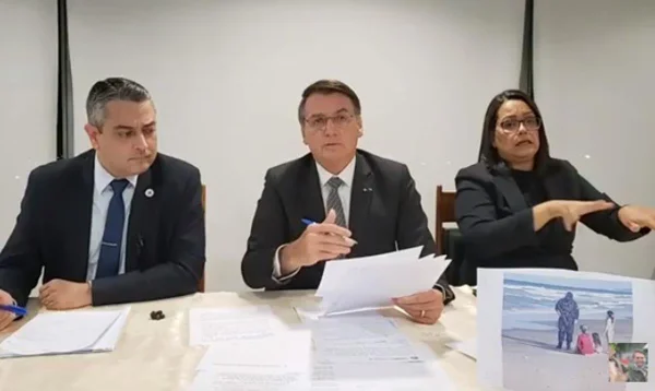 Em meio a impasse sobre Orçamento, Bolsonaro faz live de 5ª