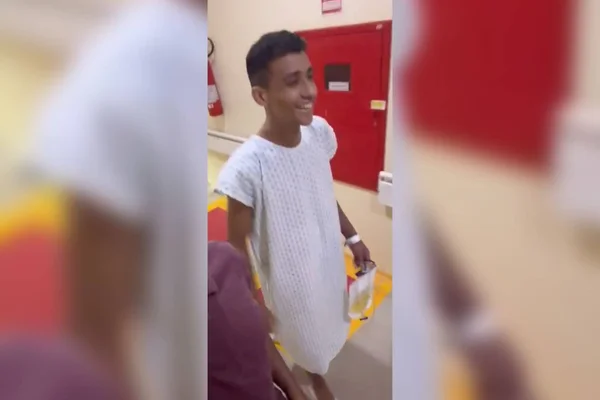 Um mês após ser baleado por PMs ao sair de cinema, jovem volta a andar