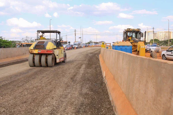 Máquina de pavimentação no Túnel de Taguatinga