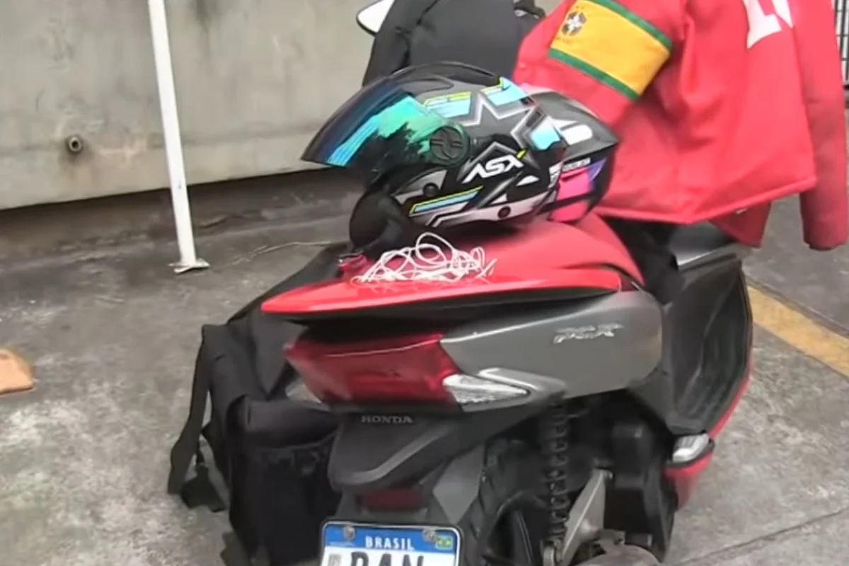Os suspeitos entraram pela contramão para roubar o celular de uma vítima Os suspeitos entraram pela contramão para roubar o celular de uma vítima