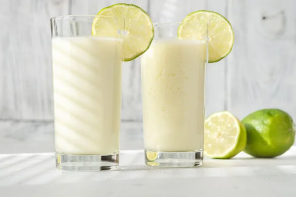 dois copos com limonada com leite condensado