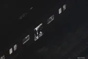 Falta de energia afeta operação das linhas 11, 12 e 13 de trem; na foto, pessoas caminham nos trilhos na estação Tatuapé Falta de energia afeta operação das linhas 11, 12 e 13 de trem; na foto, pessoas caminham nos trilhos na estação Tatuapé