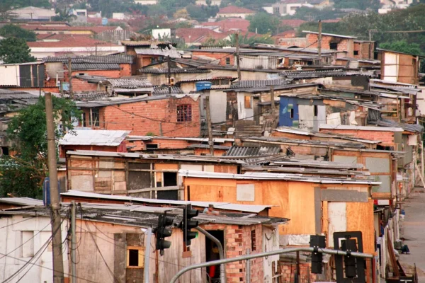 Imagem colorida de uma favela de SP - Metrópoles