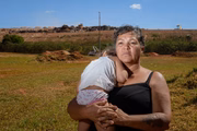 Segundo dona Rosemere, os caminhões do lixão representam um perigo, especialmente para as crianças  