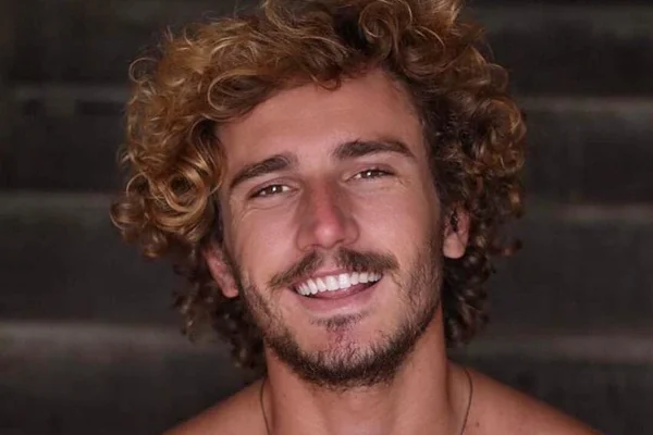 Quem é esse? Ex-BBB Alan surge irreconhecível em novas fotos