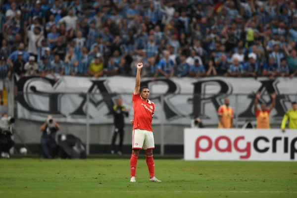 Grêmio perde para o Inter, mas avança à final do Campeonato Gaúcho