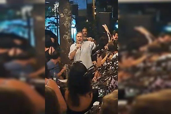 Presidente do STF, Barroso canta em roda de samba em bar. Veja vídeo
