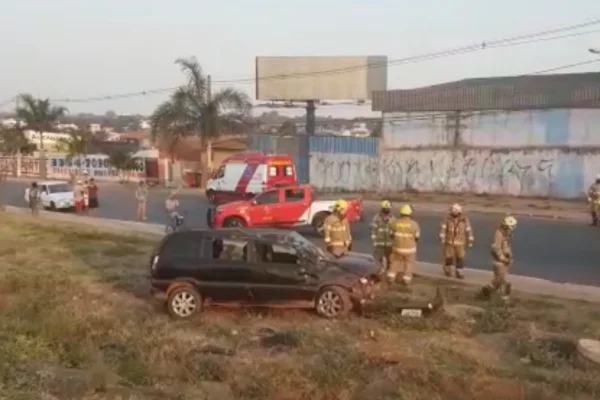 Vídeo: após capotamento, motorista é ejetado de carro em rodovia do DF