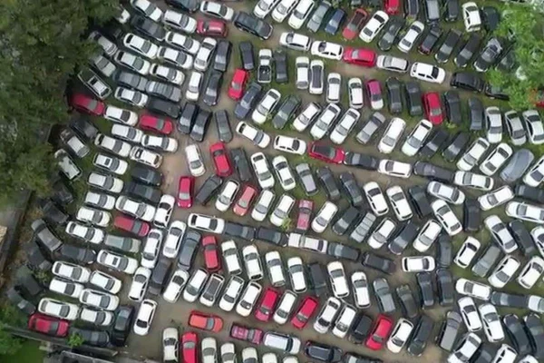 Imagem aérea colorida de diversos carros enfileirados - Metrópoles