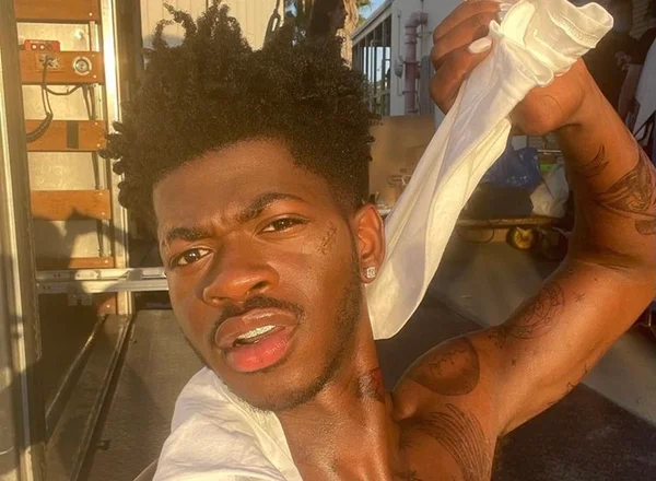 Rapper Lil Nas X tira selfie com toalha branca