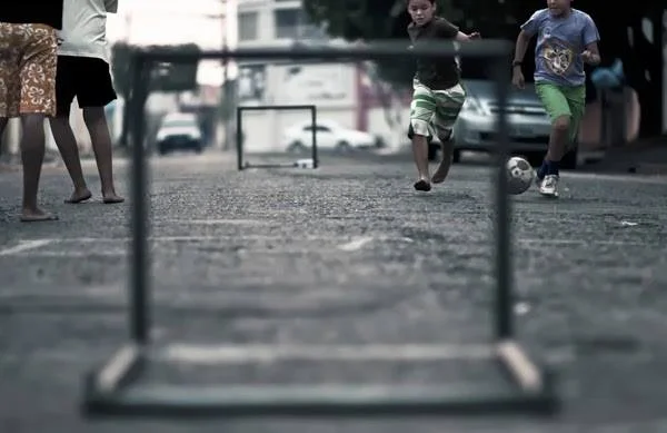 Projeto ensina brincadeiras de rua às crianças de Samambaia