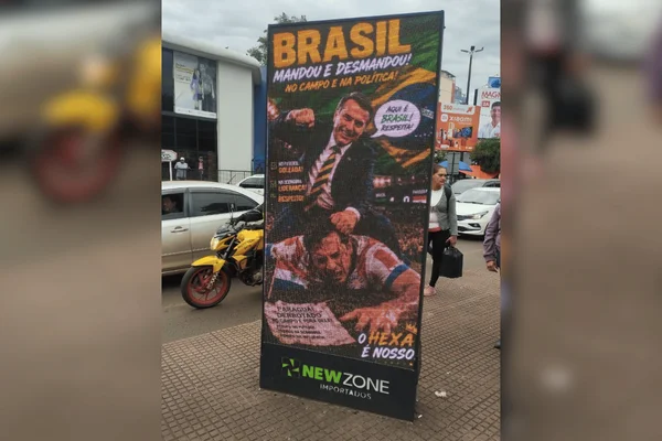 Banner com imagem de jogador paraguaio sendo agredido