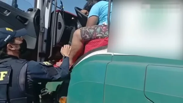 Motorista embriagado é flagrado por PRF dormindo sobre o volante em Goiás