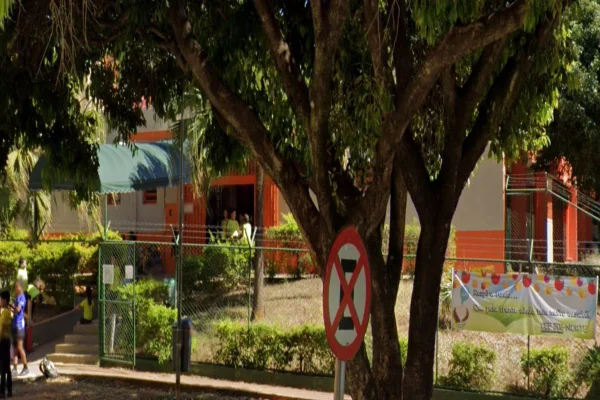 Pai que invadiu escola no DF xingou diretor: “Fresco, saco de bosta”