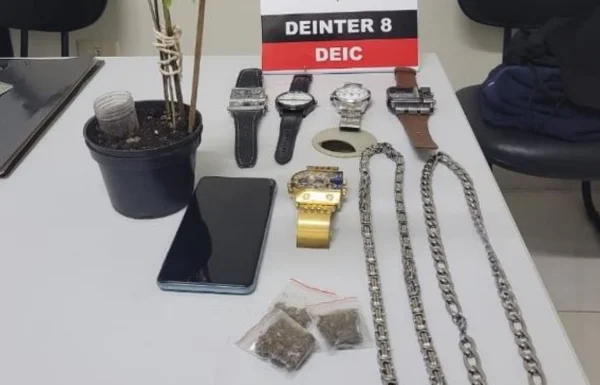 Imagem colorida mostra objetos de um homem de 67 anos que foi assassinado em Presidente Prudente recuperados pela polícia, que prendeu um suspeito e apreendeu um adolescente de 17 anos na ação - Metrópoles