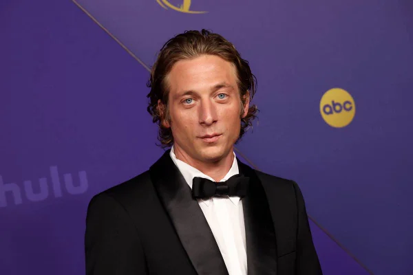 Foto colorida do ator Jeremy Allen White - Metrópoles