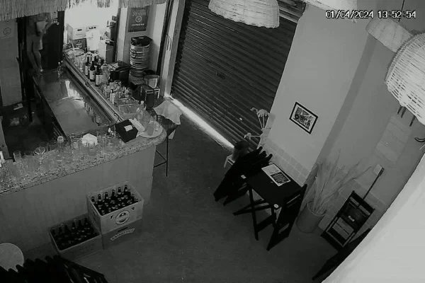 Imagem preto e branco mostra bandido dentro de bar na Santa Cecília, no centro de São Paulo - Metrópoles